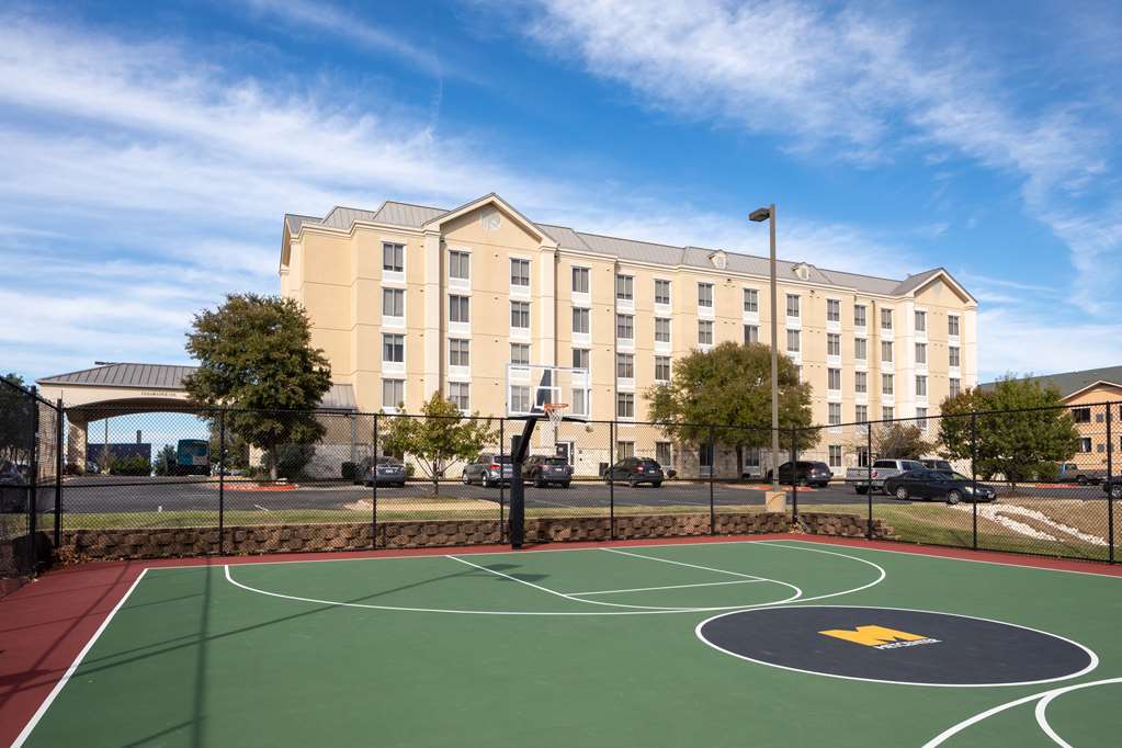 Hampton & Suites-austin Airport 3*